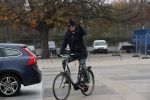 Amsterdam 22 novcember 2018
Matthijs v Nieuwkerk met muts op en geruiten broek op de fiets.