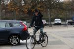 Amsterdam 22 novcember 2018
Matthijs v Nieuwkerk met muts op en geruiten broek op de fiets.