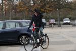 Amsterdam 22 novcember 2018
Matthijs v Nieuwkerk met muts op en geruiten broek op de fiets.