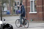 Amsterdam 22 novcember 2018
Matthijs v Nieuwkerk met muts op en geruiten broek op de fiets.