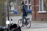Amsterdam 22 novcember 2018
Matthijs v Nieuwkerk met muts op en geruiten broek op de fiets.