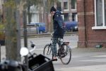Amsterdam 22 novcember 2018
Matthijs v Nieuwkerk met muts op en geruiten broek op de fiets.
