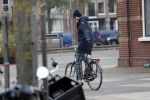 Amsterdam 22 novcember 2018
Matthijs v Nieuwkerk met muts op en geruiten broek op de fiets.