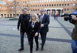 Den Bosch 30 november 2018
Rechtszaak tussen Johan Vlemmix en Patricia Paay. Johan kwam met een look a like pop ( in rolstoel) van zichzelf en Patricia kwam met haar man Robbert Hinfelaar naar de rechtbank in Den Bosch.