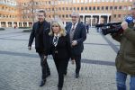 Den Bosch 30 november 2018
Rechtszaak tussen Johan Vlemmix en Patricia Paay. Johan kwam met een look a like pop ( in rolstoel) van zichzelf en Patricia kwam met haar man Robbert Hinfelaar naar de rechtbank in Den Bosch.