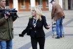 Den Bosch 30 november 2018
Rechtszaak tussen Johan Vlemmix en Patricia Paay. Johan kwam met een look a like pop ( in rolstoel) van zichzelf en Patricia kwam met haar man Robbert Hinfelaar naar de rechtbank in Den Bosch.