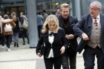 Den Bosch 30 november 2018
Rechtszaak tussen Johan Vlemmix en Patricia Paay. Johan kwam met een look a like pop ( in rolstoel) van zichzelf en Patricia kwam met haar man Robbert Hinfelaar naar de rechtbank in Den Bosch.
