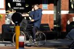 Amsterdam 15 november 2018
Prins Maurits bellend op zijn fiets.