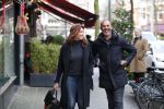 Amsterdam 17 december 2018
Ruud Gullit met zijn vriendin Karin de Rooij in Amsterdam zuid.