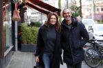 Amsterdam 17 december 2018
Ruud Gullit met zijn vriendin Karin de Rooij in Amsterdam zuid.