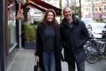 Amsterdam 17 december 2018
Ruud Gullit met zijn vriendin Karin de Rooij in Amsterdam zuid.