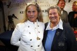 Puttershoek 8 december 2018
Presentatie boek Kees Verkerk. Ard Schenk en zijn vrouw krijgen allebei het eerste boek overhandigd. Sjoukje Dijkstra