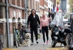 Amsterdam 22 november 2018
Sonja Bakker met vriend Barry Suijdam aan de wandel met hun hond in Amsterdam zuid.