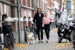 Amsterdam 22 november 2018
Sonja Bakker met vriend Barry Suijdam aan de wandel met hun hond in Amsterdam zuid.