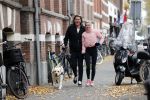 Amsterdam 22 november 2018
Sonja Bakker met vriend Barry Suijdam aan de wandel met hun hond in Amsterdam zuid.