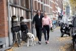 Amsterdam 22 november 2018
Sonja Bakker met vriend Barry Suijdam aan de wandel met hun hond in Amsterdam zuid.