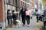 Amsterdam 22 november 2018
Sonja Bakker met vriend Barry Suijdam aan de wandel met hun hond in Amsterdam zuid.