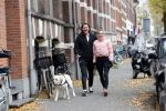 Amsterdam 22 november 2018
Sonja Bakker met vriend Barry Suijdam aan de wandel met hun hond in Amsterdam zuid.