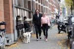 Amsterdam 22 november 2018
Sonja Bakker met vriend Barry Suijdam aan de wandel met hun hond in Amsterdam zuid.