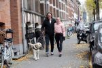 Amsterdam 22 november 2018
Sonja Bakker met vriend Barry Suijdam aan de wandel met hun hond in Amsterdam zuid.