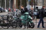 Amsterdam 25 november 2018
Thierry Baudet vertrekt vanaf zijn huis naar het programma buitenhof van Paul Witteman.