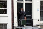 Amsterdam 25 november 2018
Thierry Baudet vertrekt vanaf zijn huis naar het programma buitenhof van Paul Witteman.