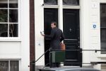 Amsterdam 25 november 2018
Thierry Baudet vertrekt vanaf zijn huis naar het programma buitenhof van Paul Witteman.