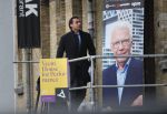 Amsterdam 25 november 2018
Thierry Baudet vertrekt vanaf zijn huis naar het programma buitenhof van Paul Witteman.