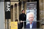 Amsterdam 25 november 2018
Thierry Baudet vertrekt vanaf zijn huis naar het programma buitenhof van Paul Witteman.