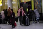 Schiphol 29 november 2019
Andre Hazes en zijn neef/vriend Djarno Hofland arriveren op schiphol nadat ze samen in New York NY zijn geweest. De moederf van Djarno staat ze op te wachten.