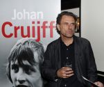 Amsterdam 15 november 2019
Rechtszaak Auke Kok versus de johan Cruijff foundation. Na zitting is de boekpresentatie in cafe op de middenweg.