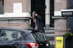 Amsterdam 13 november 2019
Bridget Masland verlaat haar huis en Andre Hazes is ook bij haar . Zijn auto staat aan zijkant geparkeerd.