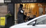 Amsterdam 13 november 2019
Bridget Masland verlaat haar huis en Andre Hazes is ook bij haar . Zijn auto staat aan zijkant geparkeerd.