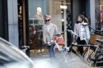 Amsterdam 30 november 2019
Connie Witteman met kleindochter aan het winkelen op de pc hooftstraat.
