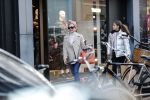 Amsterdam 30 november 2019
Connie Witteman met kleindochter aan het winkelen op de pc hooftstraat.