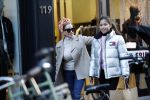Amsterdam 30 november 2019
Connie Witteman met kleindochter aan het winkelen op de pc hooftstraat.
