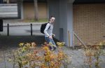 Amsterdam 15 november 2019
Dolf Jansen rennend op straat in zijn gewone kleren.