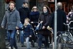 Amsterdam 30 november 2019
Eva Jinek met partner achter de kinderwagen.