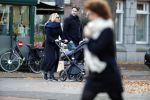 Amsterdam 30 november 2019
Eva Jinek met partner achter de kinderwagen.