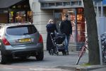 Amsterdam 30 november 2019
Eva Jinek met partner achter de kinderwagen.