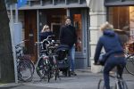 Amsterdam 30 november 2019
Eva Jinek met partner achter de kinderwagen.