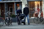 Amsterdam 30 november 2019
Eva Jinek met partner achter de kinderwagen.