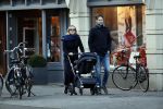 Amsterdam 30 november 2019
Eva Jinek met partner achter de kinderwagen.