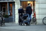 Amsterdam 30 november 2019
Eva Jinek met partner achter de kinderwagen.