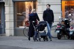 Amsterdam 30 november 2019
Eva Jinek met partner achter de kinderwagen.