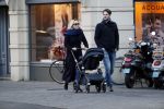 Amsterdam 30 november 2019
Eva Jinek met partner achter de kinderwagen.