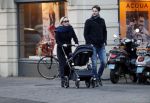 Amsterdam 30 november 2019
Eva Jinek met partner achter de kinderwagen.