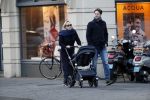 Amsterdam 30 november 2019
Eva Jinek met partner achter de kinderwagen.