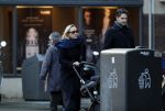 Amsterdam 30 november 2019
Eva Jinek met partner achter de kinderwagen.