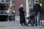 Amsterdam 30 november 2019
Eva Jinek met partner achter de kinderwagen.